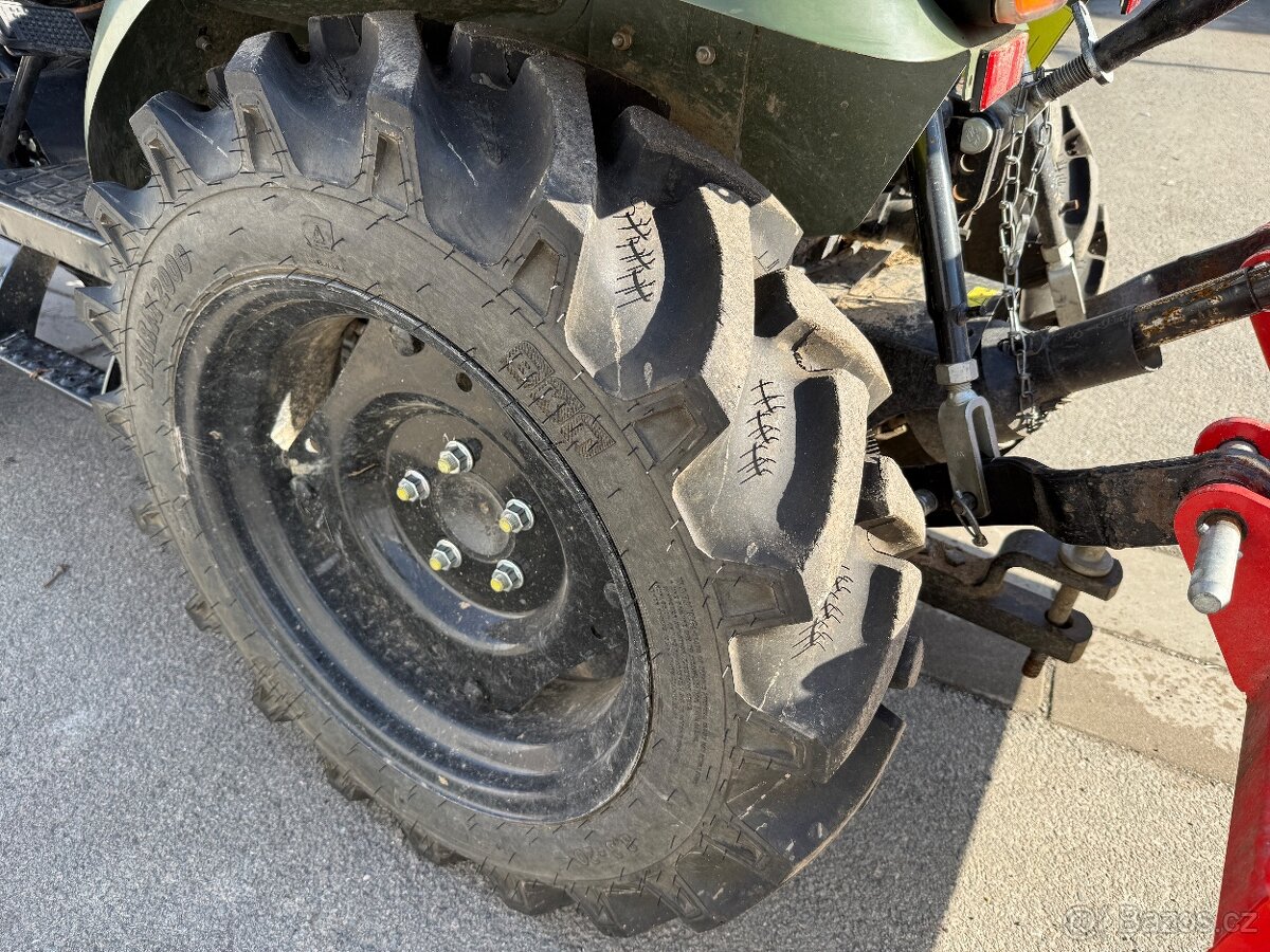 Malotraktor Captain 263 s čelním nakladačem s TP - 8