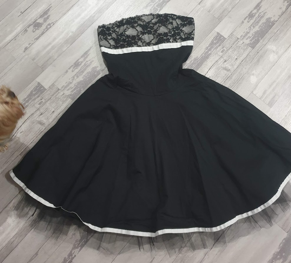 Krásné černé šaty bez ramínek - 8