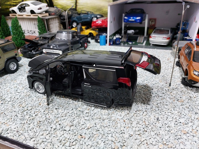 model auta 1:18 Toyota Alphard čierna farba - 8