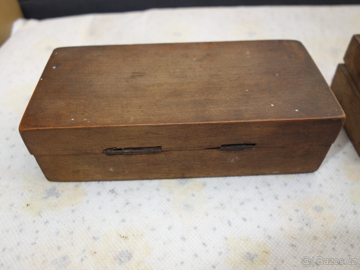 Dvě sady starých mosazných závažíček v krabičkách - 8