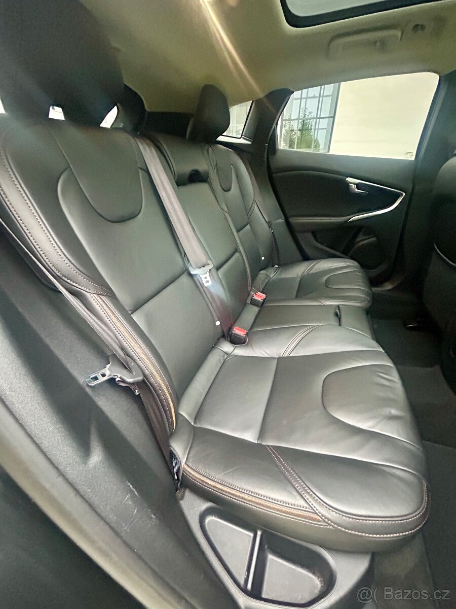 VOLVO V40 CROSS COUNTRY 2.5 T5 187KW 4x4 SUMMUM-AUTOMAT-ACC - 8