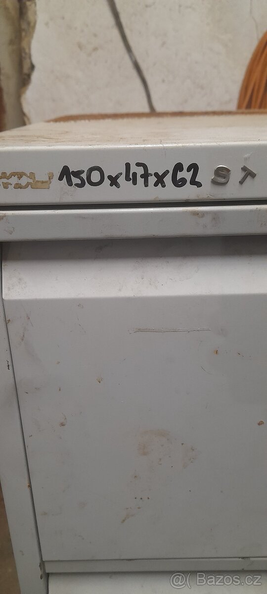 Regaly a skříně - 8