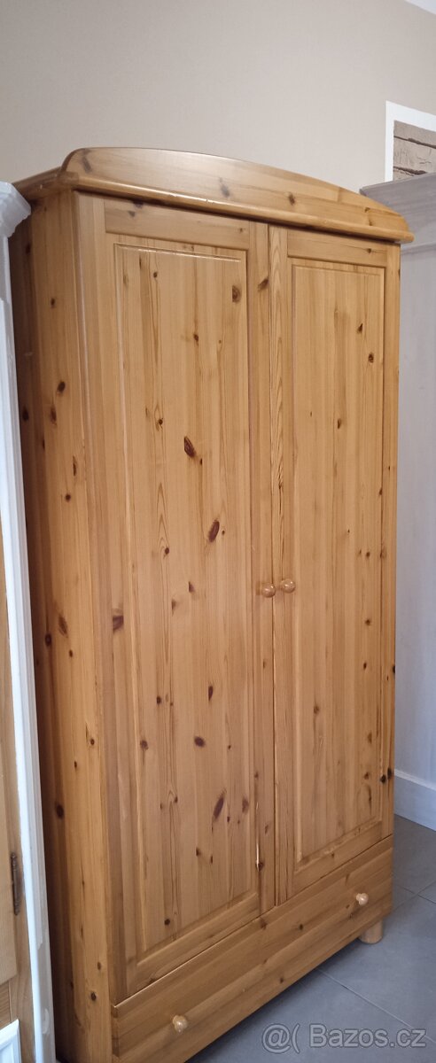 Dřevěná borovicová šatní skříň - 8