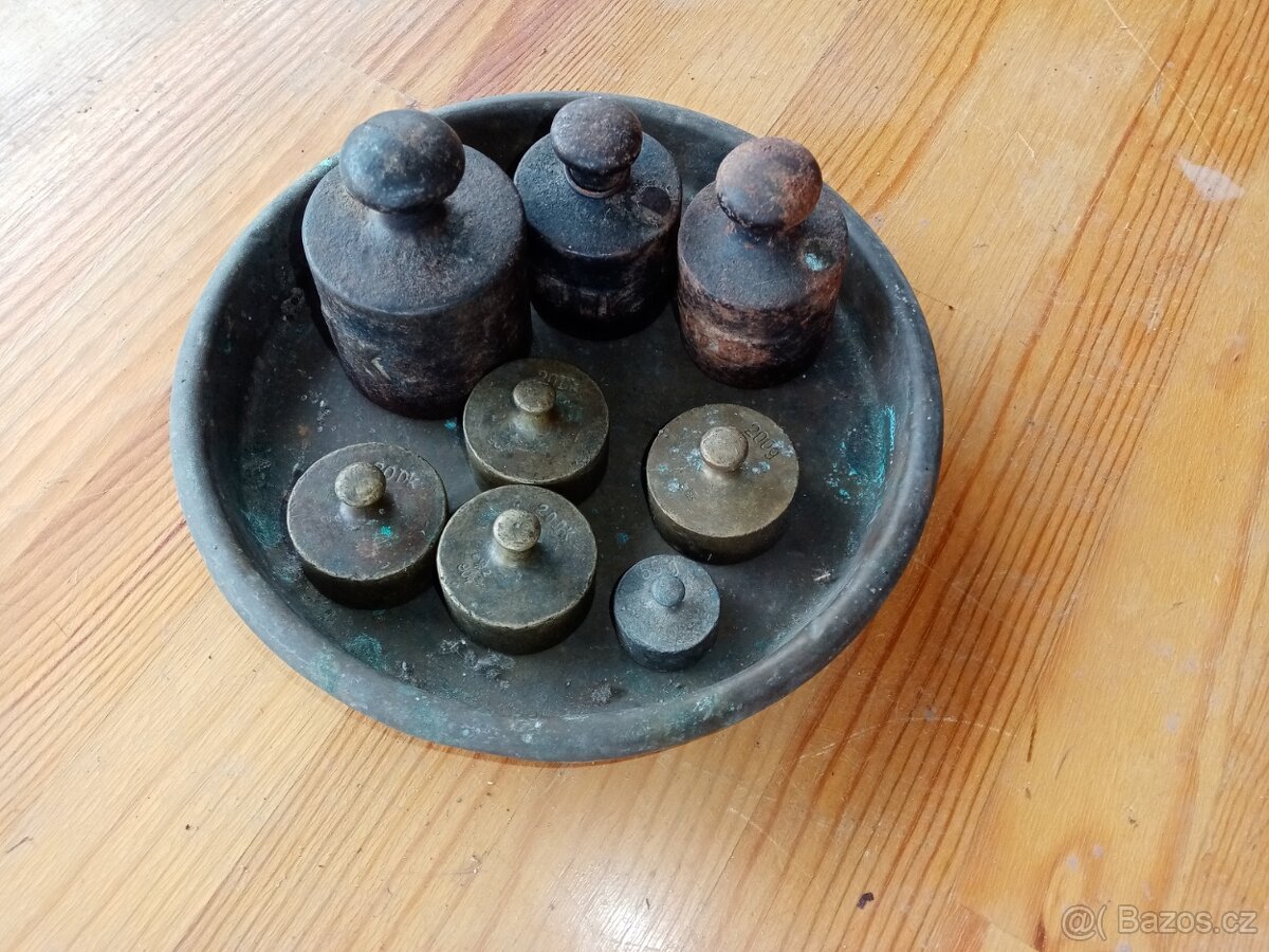 8 ks závaží a váhová miska - 8