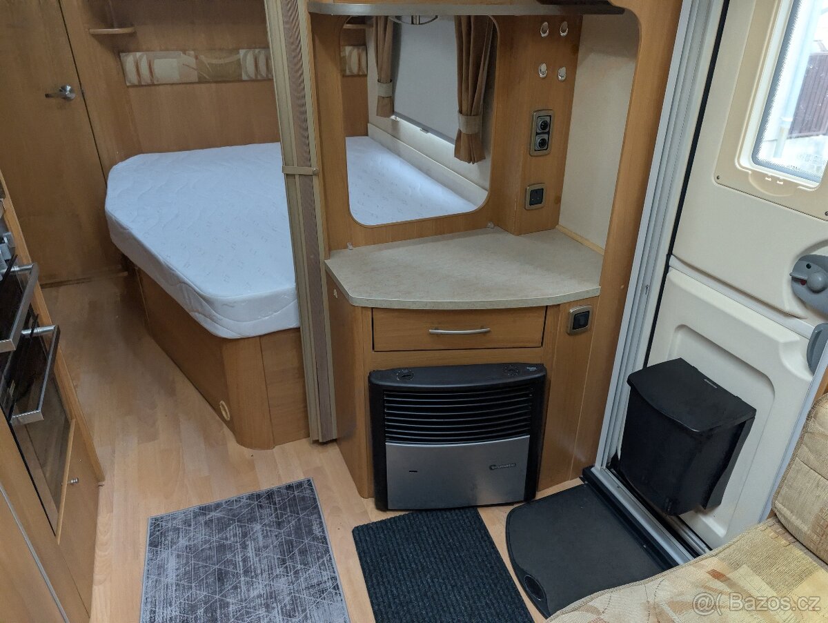 SWIFT CHARISMA 550, VELKÁ KOUPELNA A POSTEL - 8