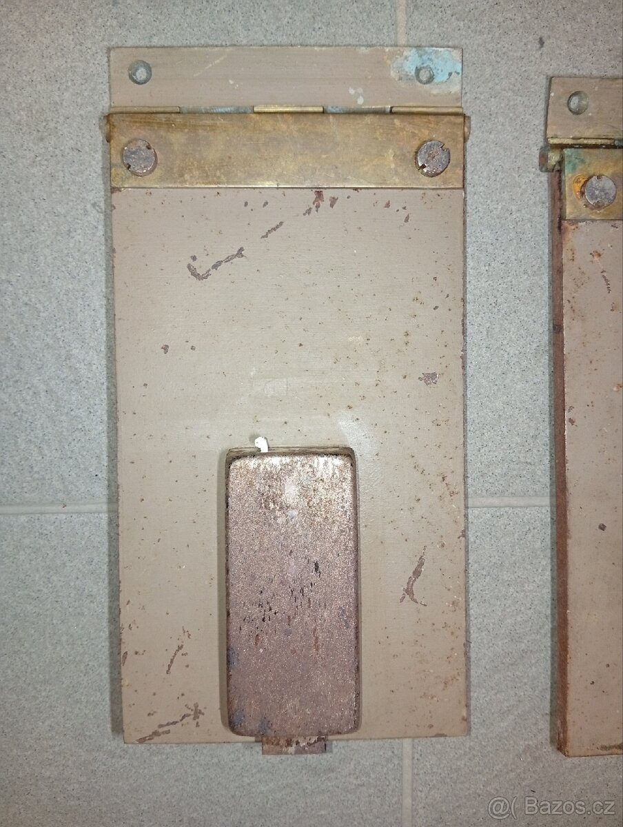 Staré dvířka od bezpečnostní schránky - 8