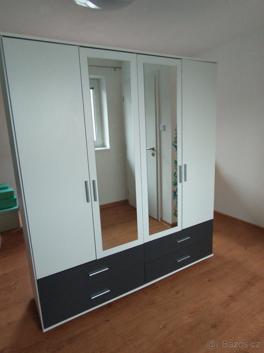 Šatní skříň se zrcadly - 8