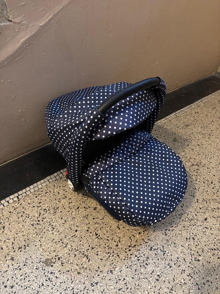 Houpací proutěný kočár - 8