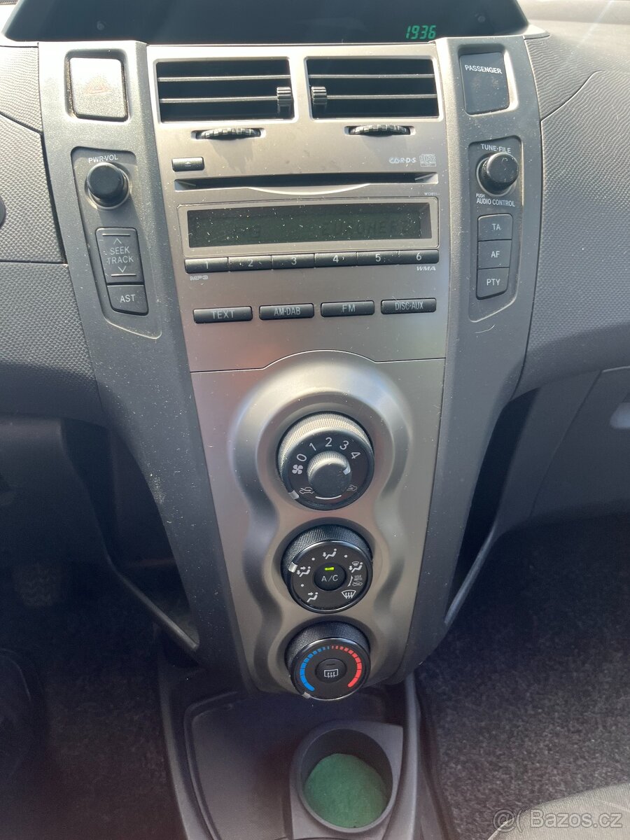 Toyota Yaris 1.0 - 8