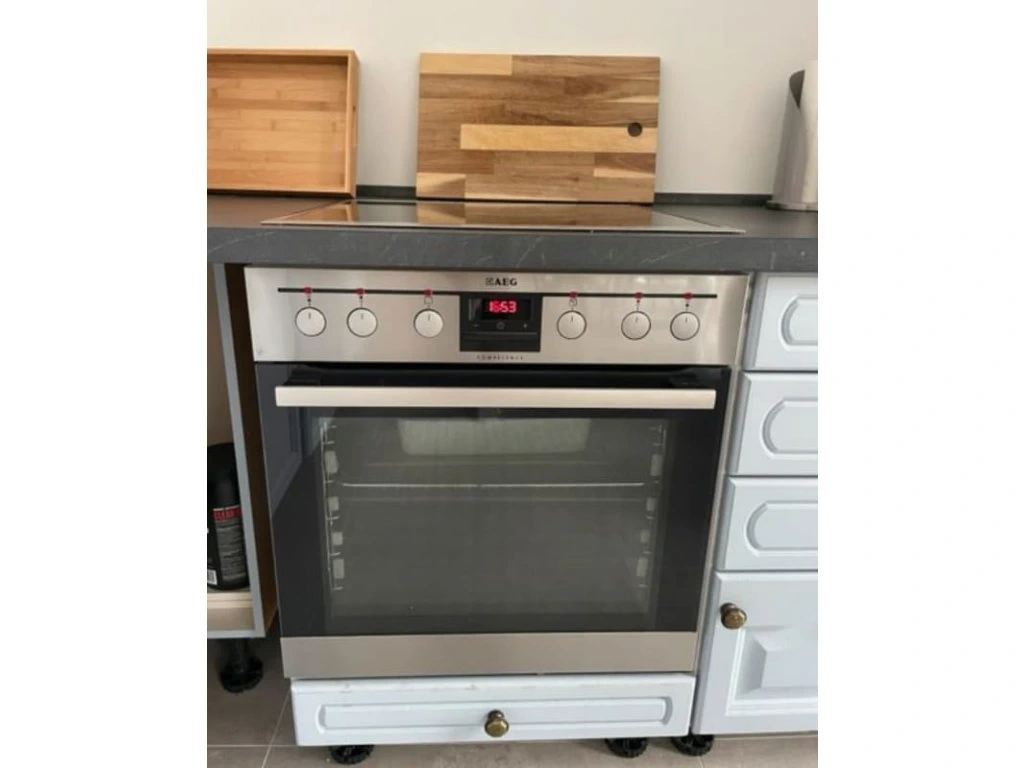 Kuchyňská linka z masivu se zánovními spotřebiči,5612 - 8