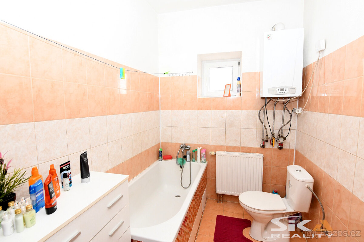 Prodej domu se dvěma byty a komerčními prostory, 412 m2 - 8