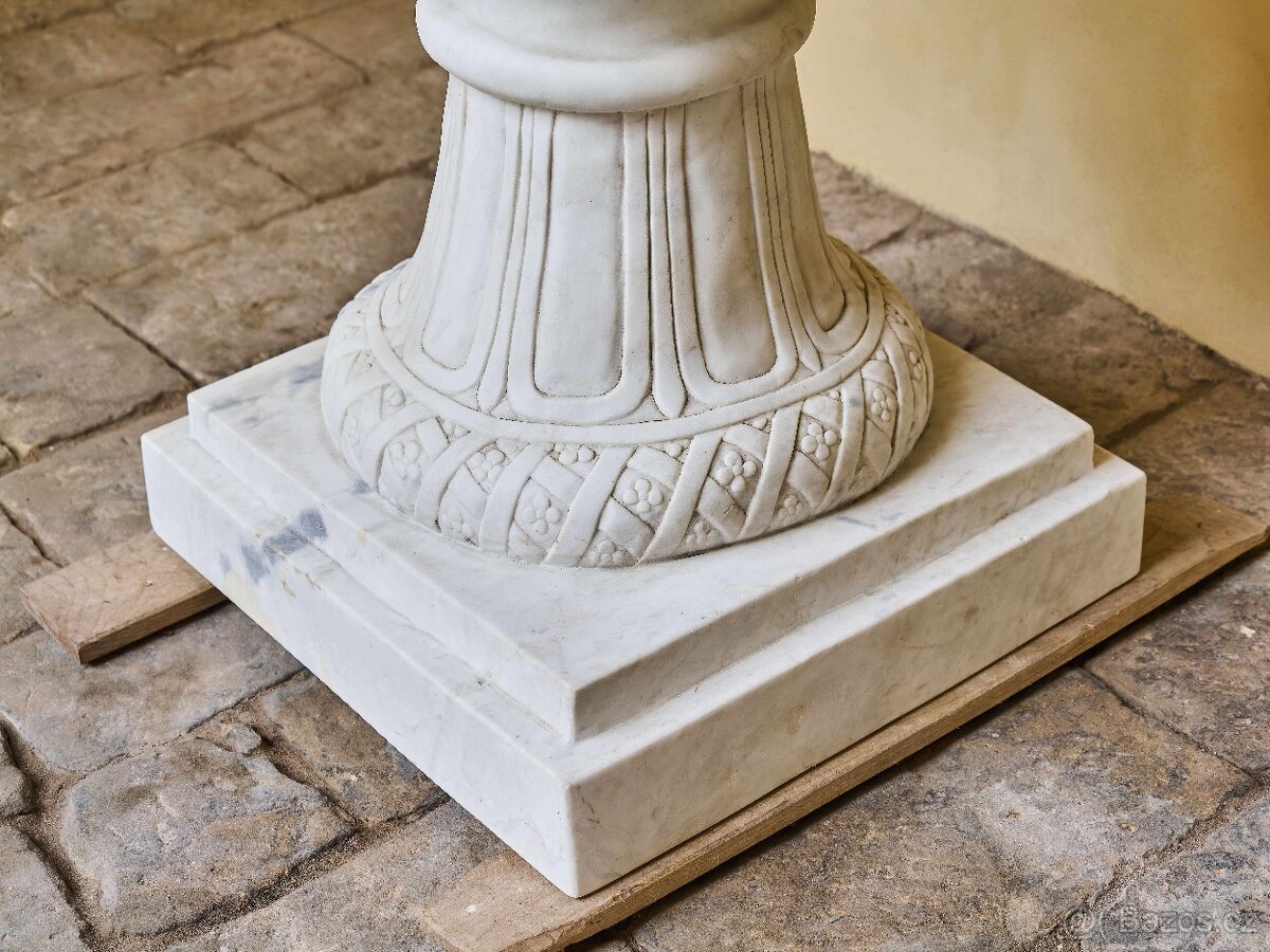 Monumentální klasicistní mramorová váza s figurální výzdobou - 8