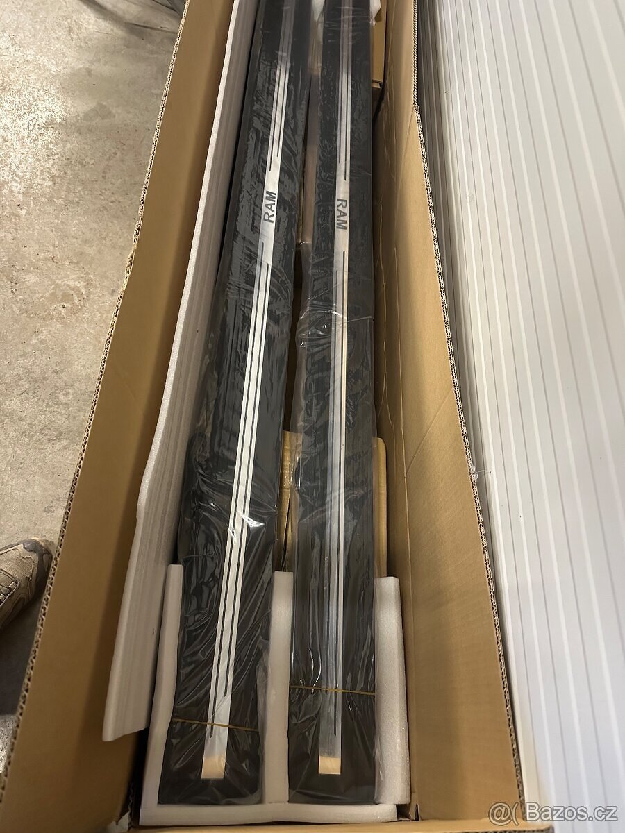 Elektrické vyjížděcí prahy Dodge Ram - 8