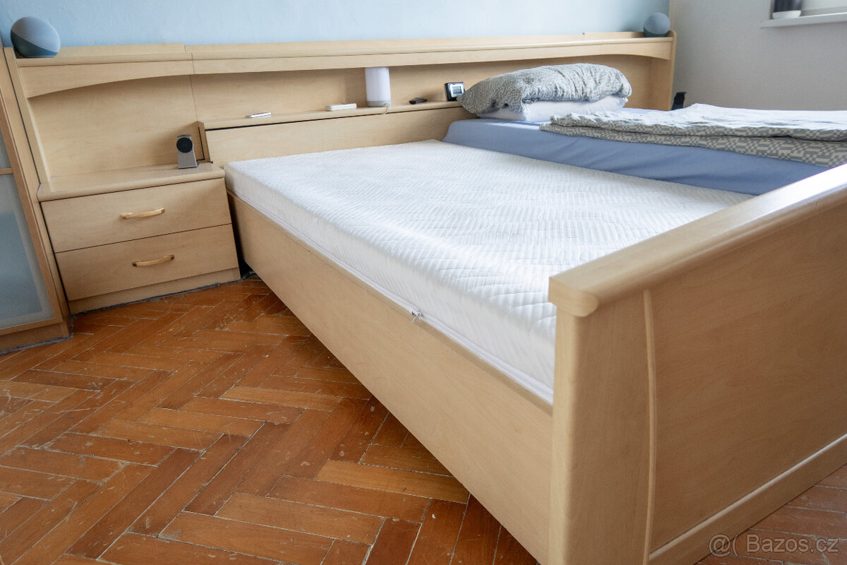 Manželská postel s nočními stolky - 8