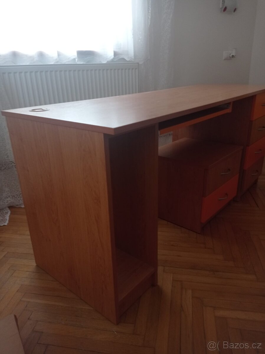 Šatní skříň, psací stůl, postel a poličky - 8