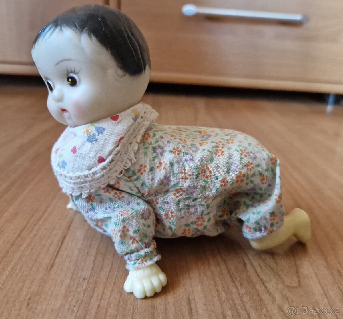Stará tahací,cinkací,dětská hračka,lezoucí panenka na klíček - 8