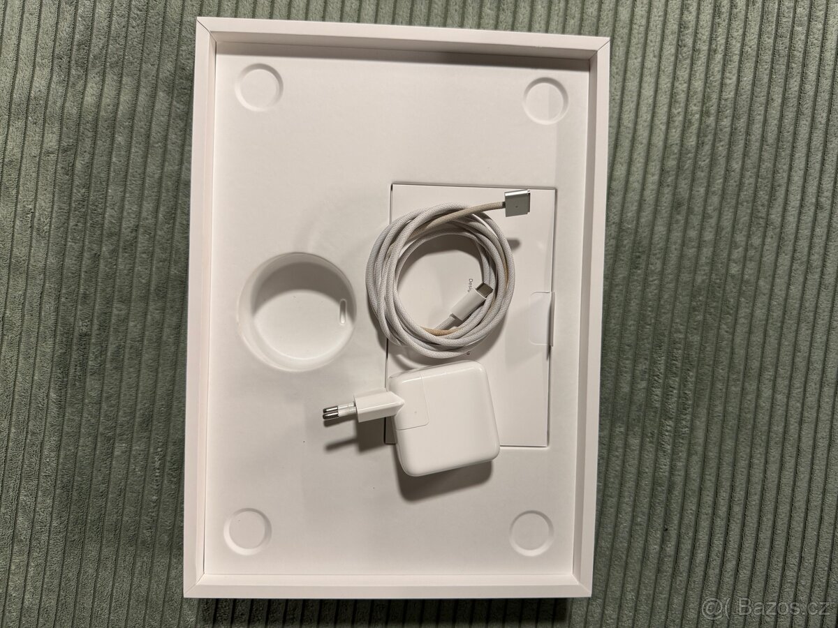 Prodám MacBook Air 13″ m3 - 8