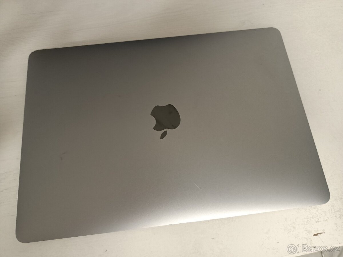 Macbook Pro + iPad + iPhone SE - 8