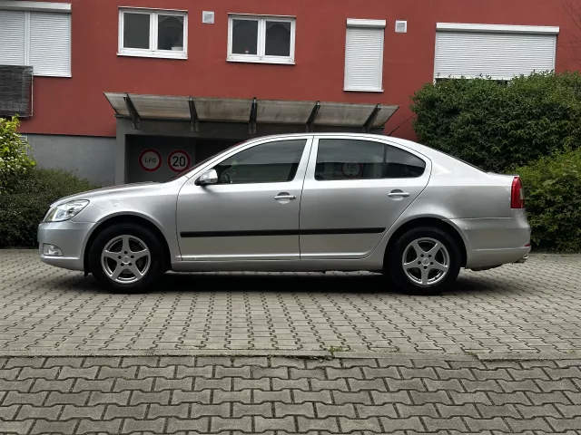 Škoda Octavia II 1.6 16V Facelift Kůže ALU kola Tažné - 8