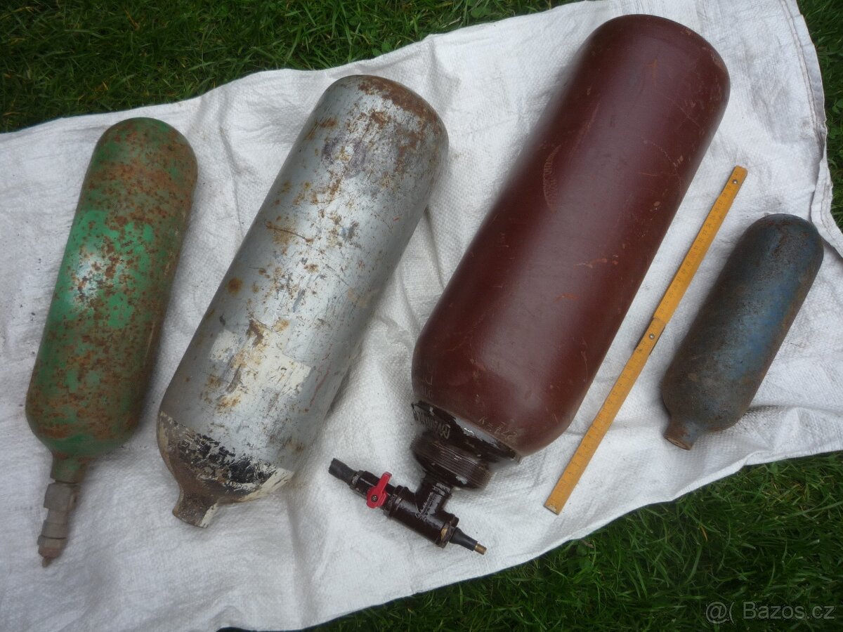 prodám díly na traktor Zetor 25. Sací potrubí se žhavící spi - 8