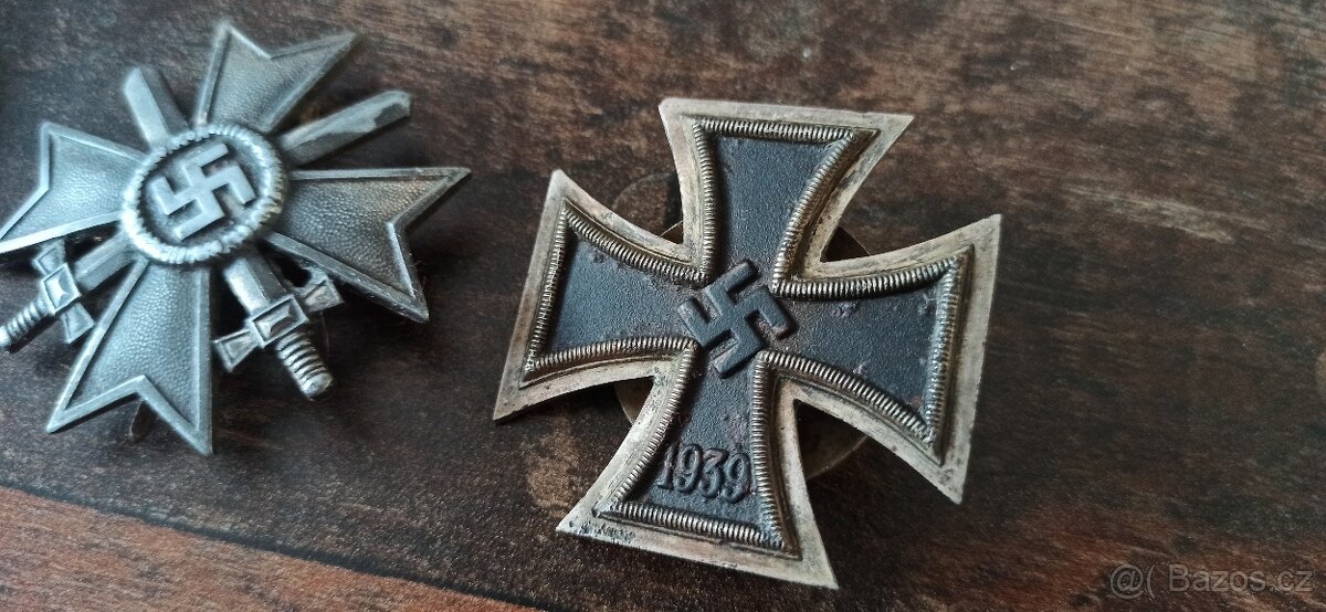 Medaile, vyznamenání, odznaky. - 8