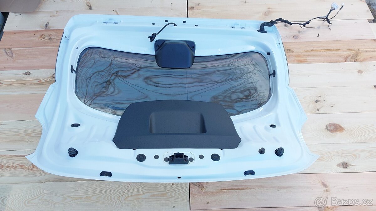 Dacia Sandero – Dveře kufru bílé - 8