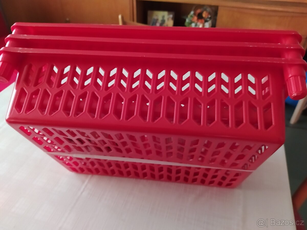 kožený kufr, dřevěná polička, stojany - 8