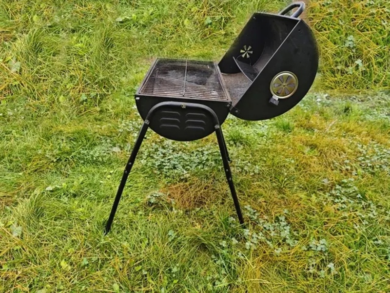 Venkovní gril na dřevěné uhlí. - 8