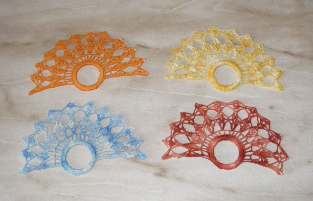 Háčkované vějíře - držáky ubrousků ke stolování 4 ks - 8