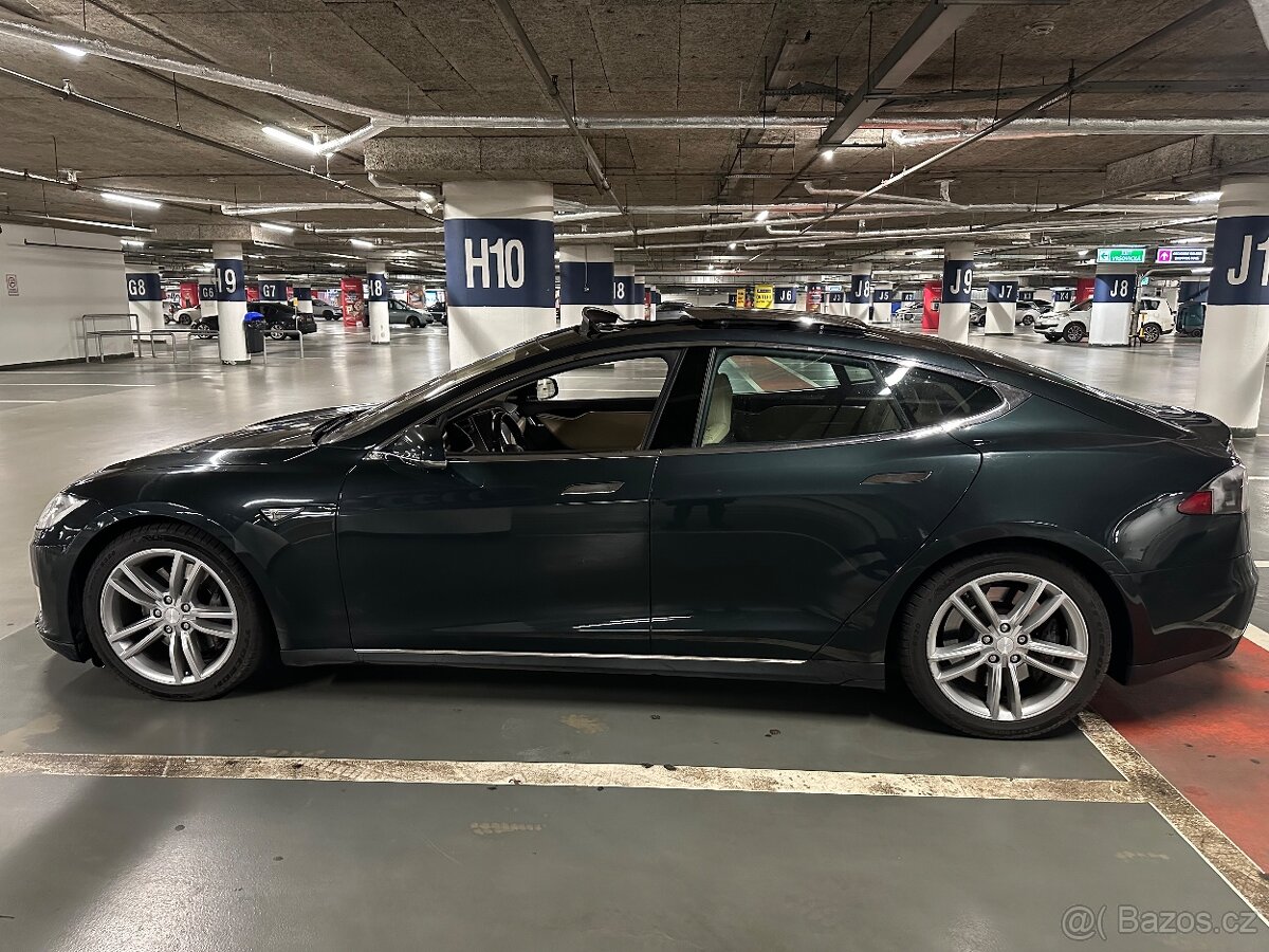 Tesla Model S - 8