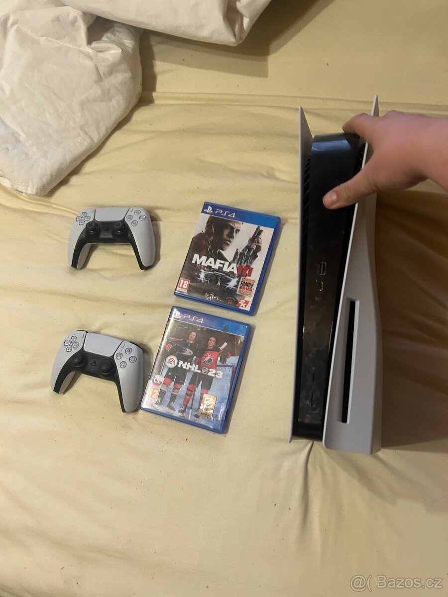 PS5 + 2 ovladače + 2 hry a Nintendo Switch OLED + Mario Kart - 8