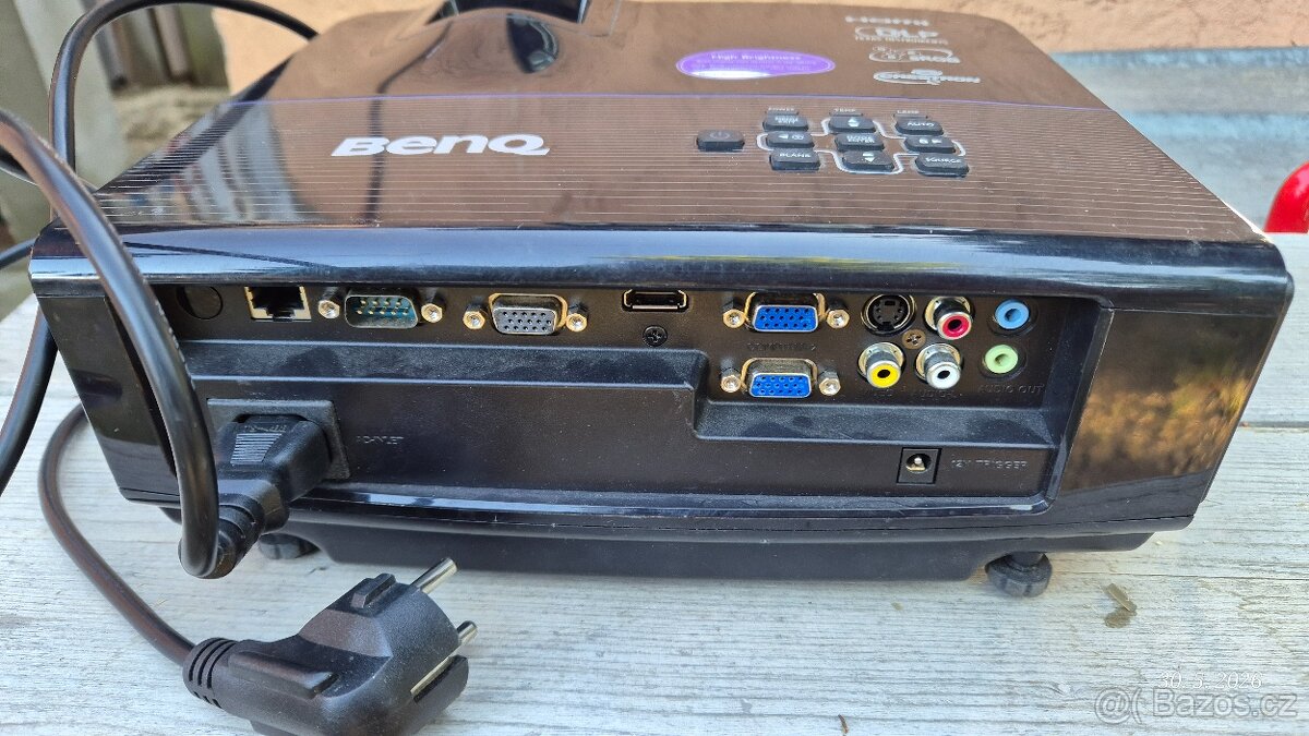 2x Projektor Panasonic a Benq - 8