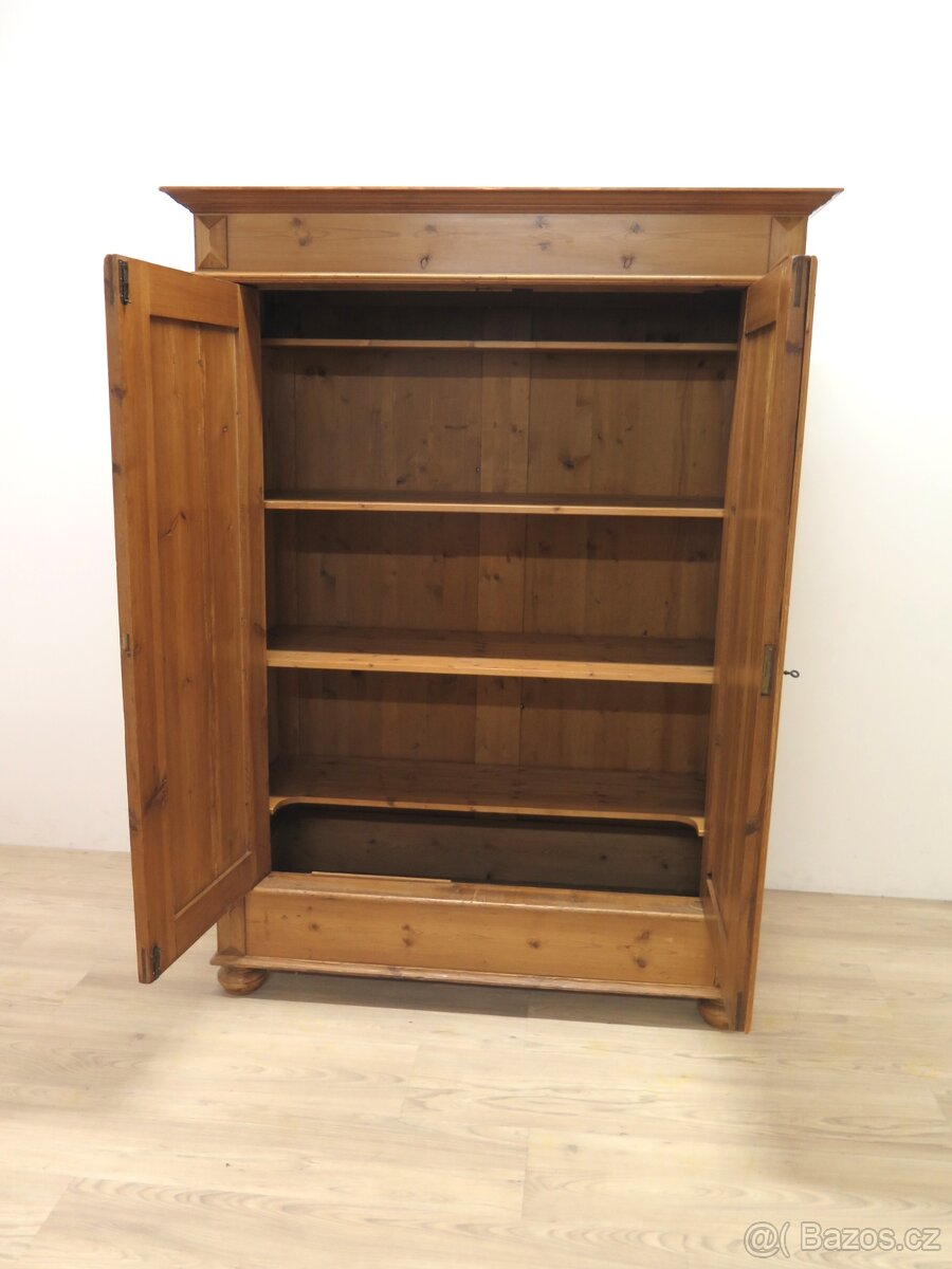 Starožitná šatní skříň - 8