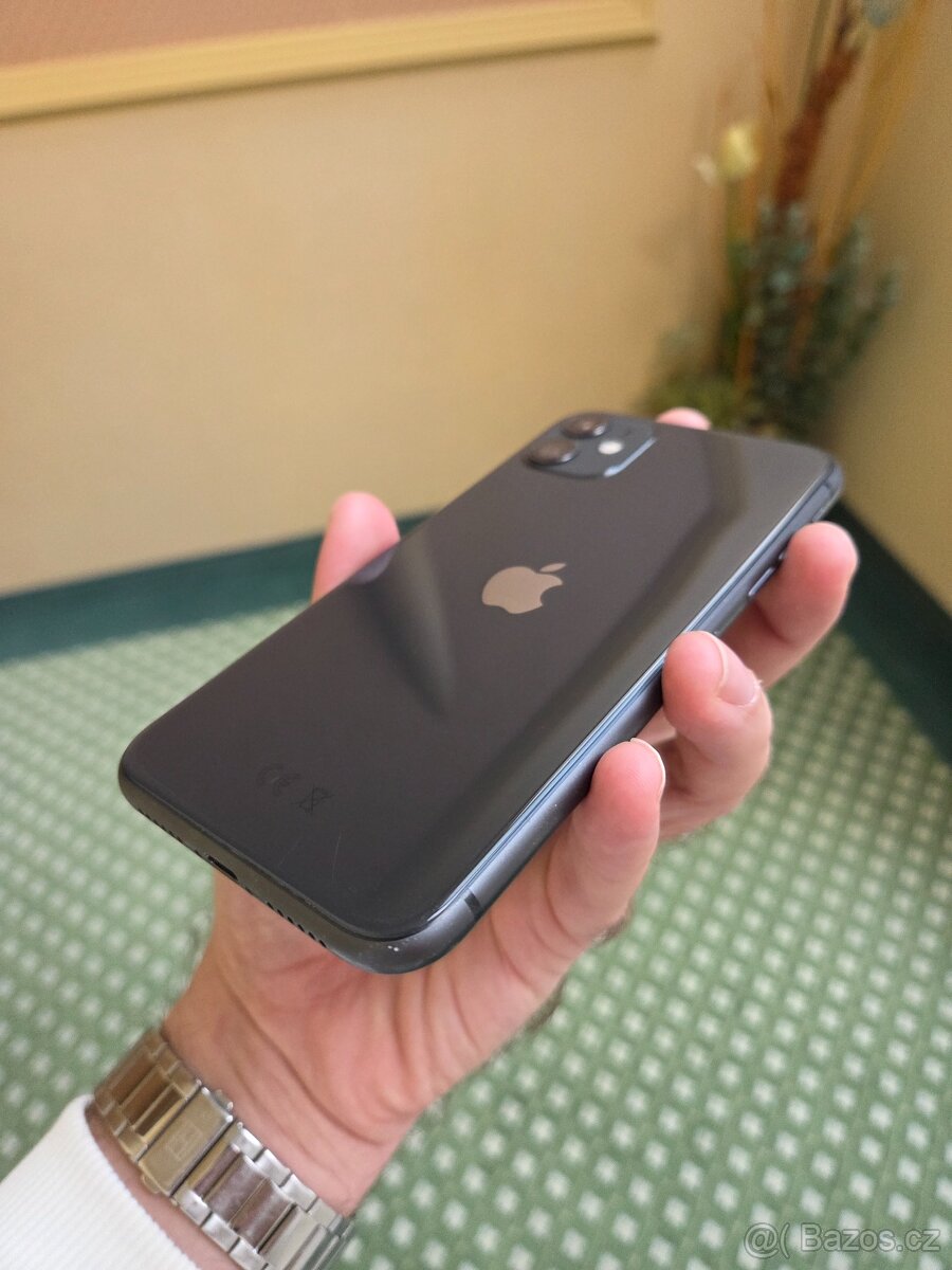 REZERVACE - Apple iPhone 11 64GB Black - baterie 97% - 8