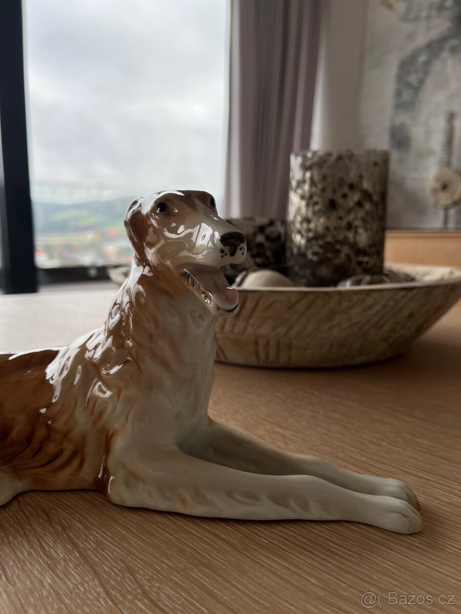 Royal Dux, Porcelánová soška - ležící chrt - 8