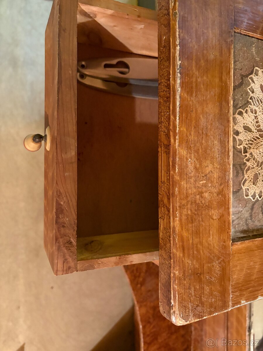 zrcadlo/ toaletni stolek se zrcadlem a 2 nocni stolky - 8