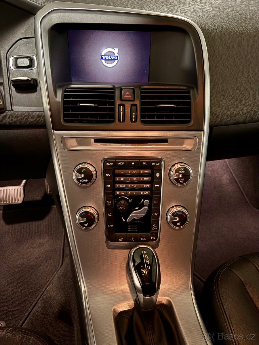 Volvo XC60 D4 AWD SUMMUM CZ - 8