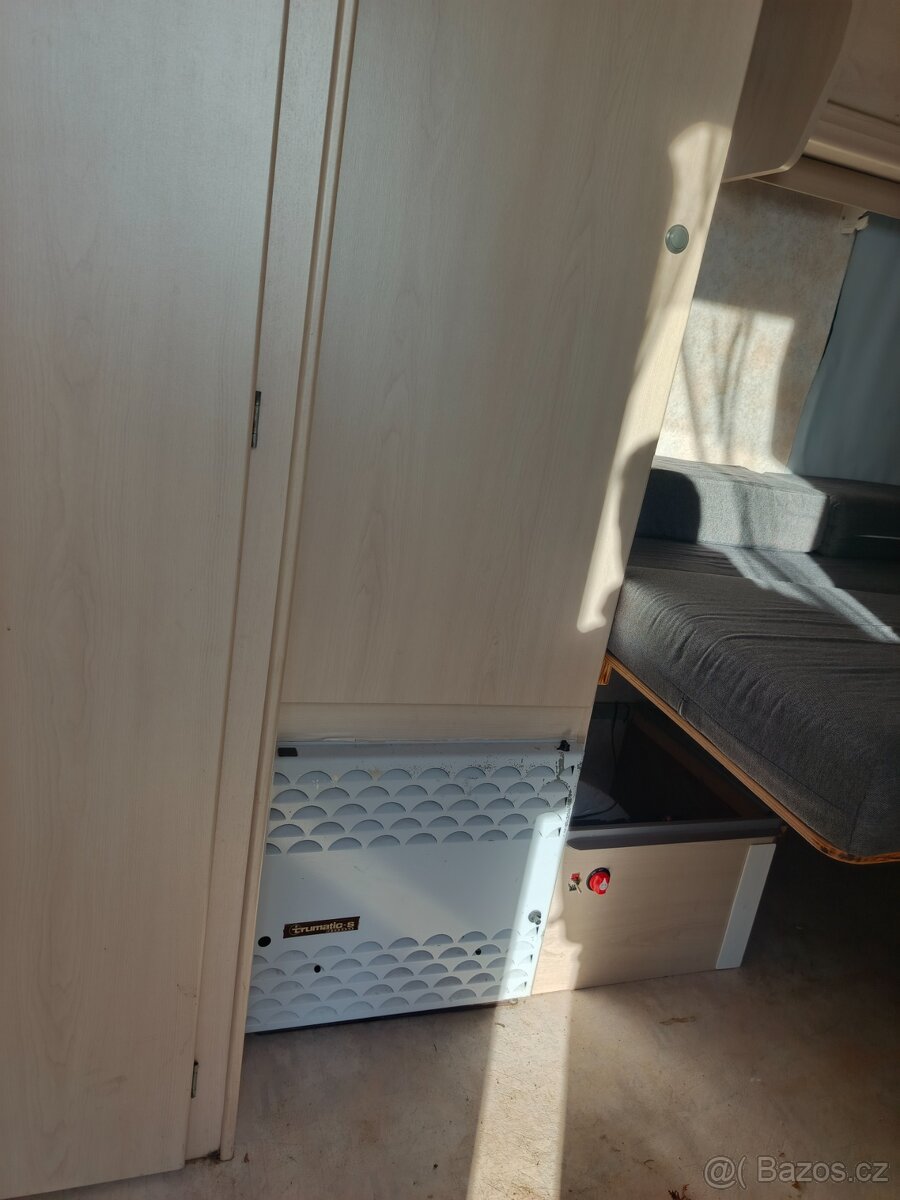 Karavan s vestavbou pro dva psy - 8
