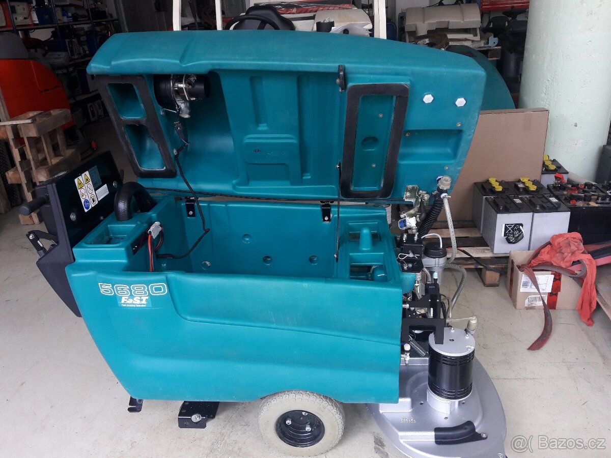 Podlahový mycí stroj Tennant 5680 Disk 80 s vl. pojezdem - 8