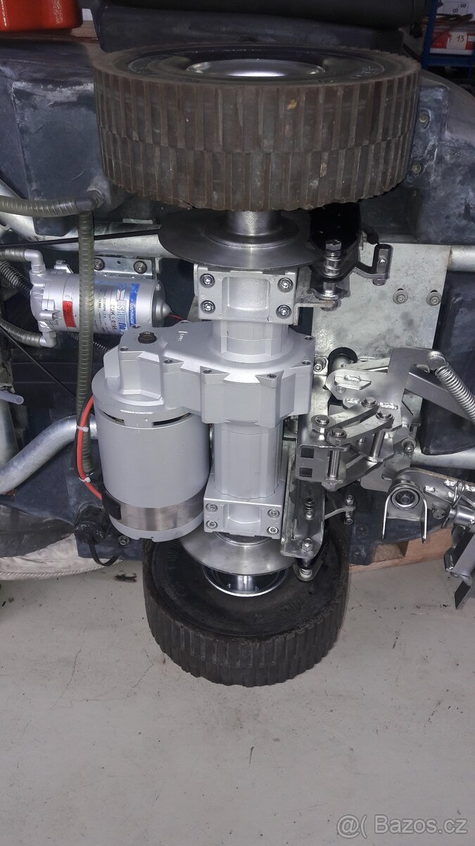 Podlahový mycí stroj Cleanfix Sauber RA 900 se sed.obsluhou - 8