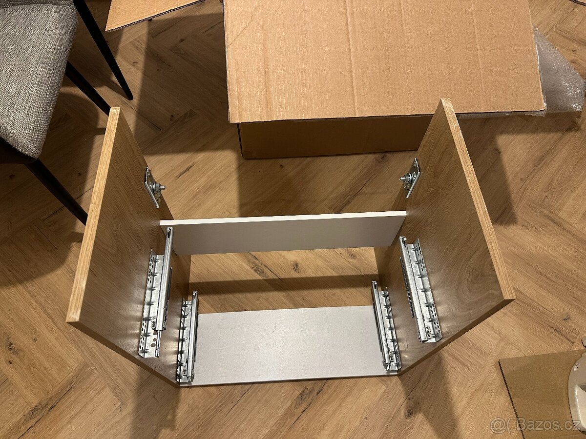 Koupelnová sestava s umyvadlem zrcadlem a osvětlením VitrA M - 8