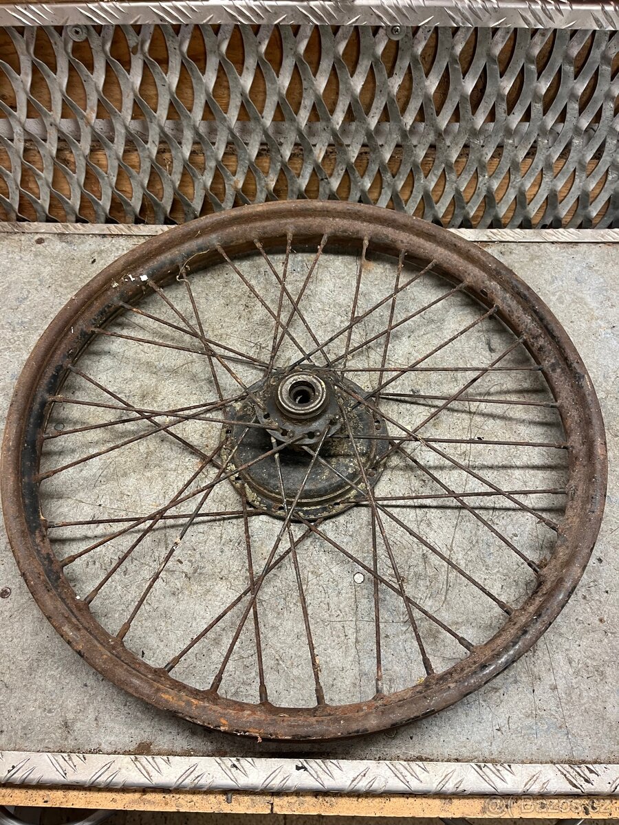 Přední kolo nejspíš ČZ 150C - patina - 8