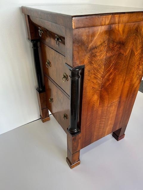 Malá komoda biedermeier okolo roku 1820. - 8