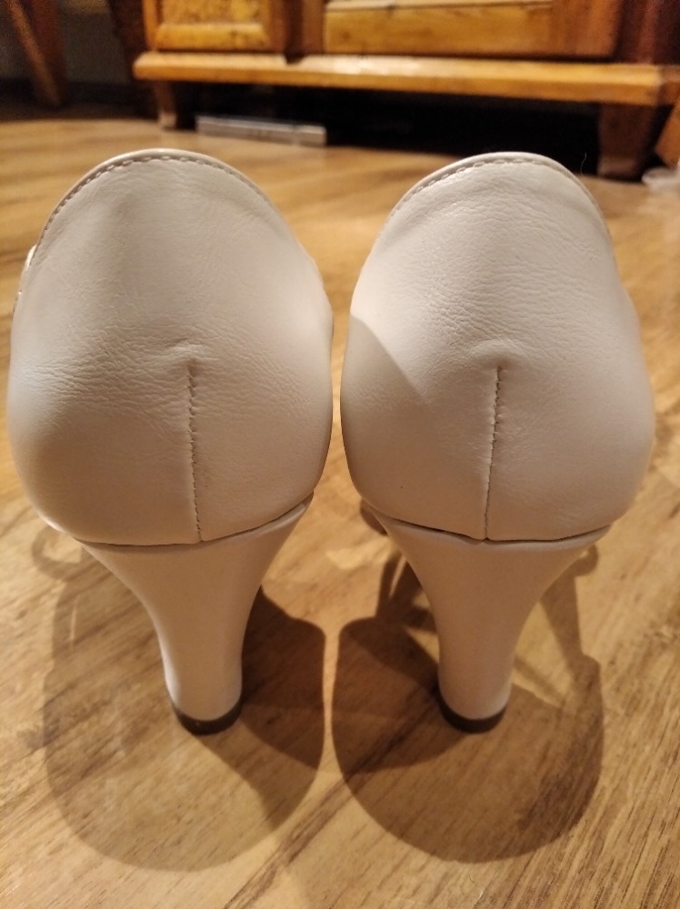 Slušivé bílé lodičky, vel.38 - 8