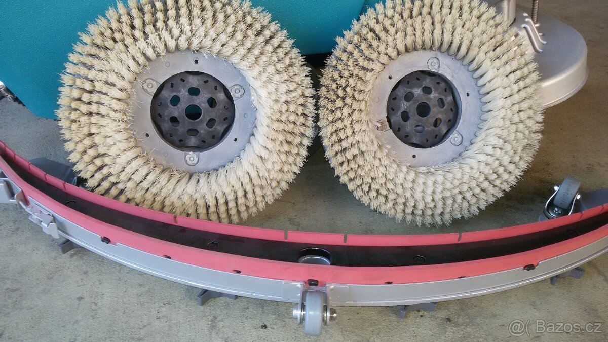 Podlahový mycí stroj Tennant T5 Disk 70 s vlastním pojezdem - 8