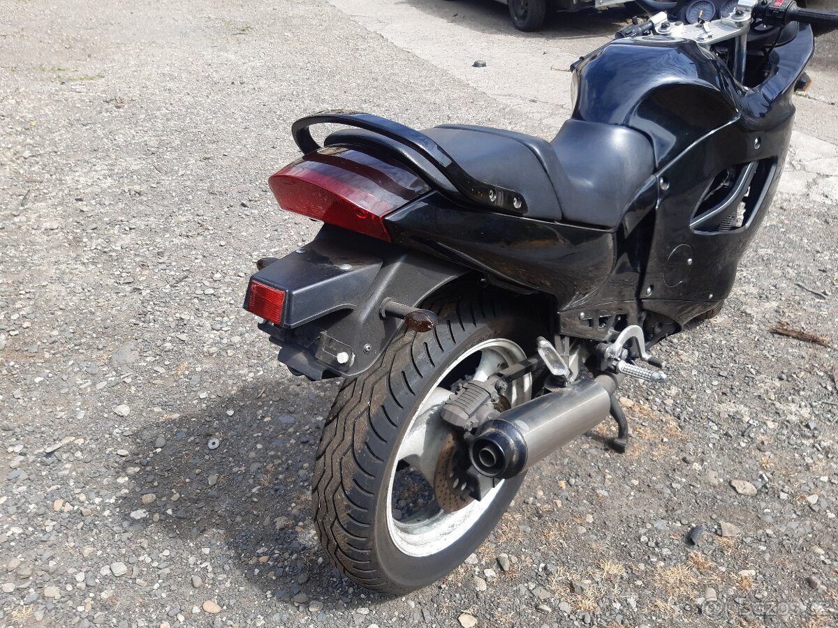 Suzuki GSX 600 F - 8