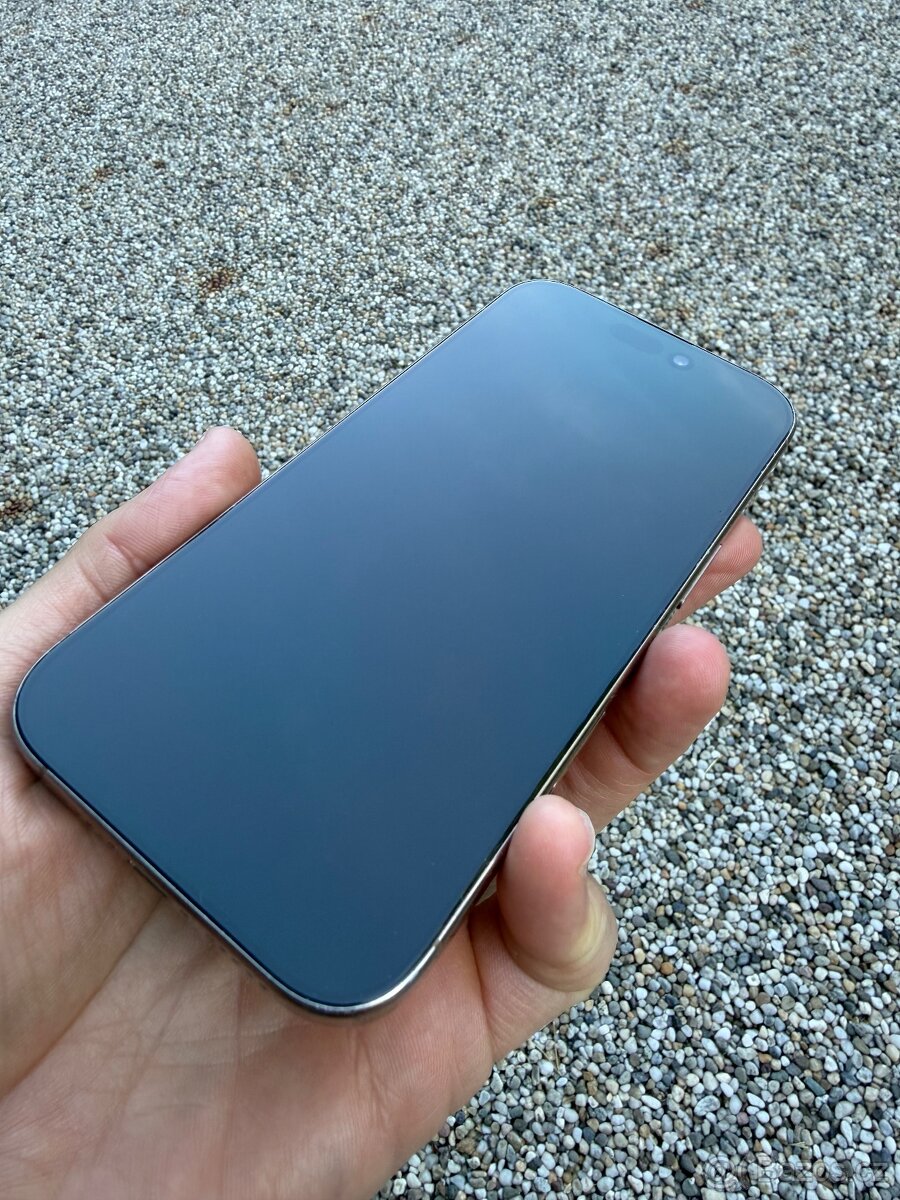 IPhone 16 pro - baterie 92% - 8