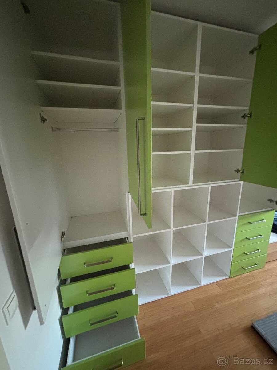 Skříň na oblečení - složena na vozíku, doprava zajištěna - 8