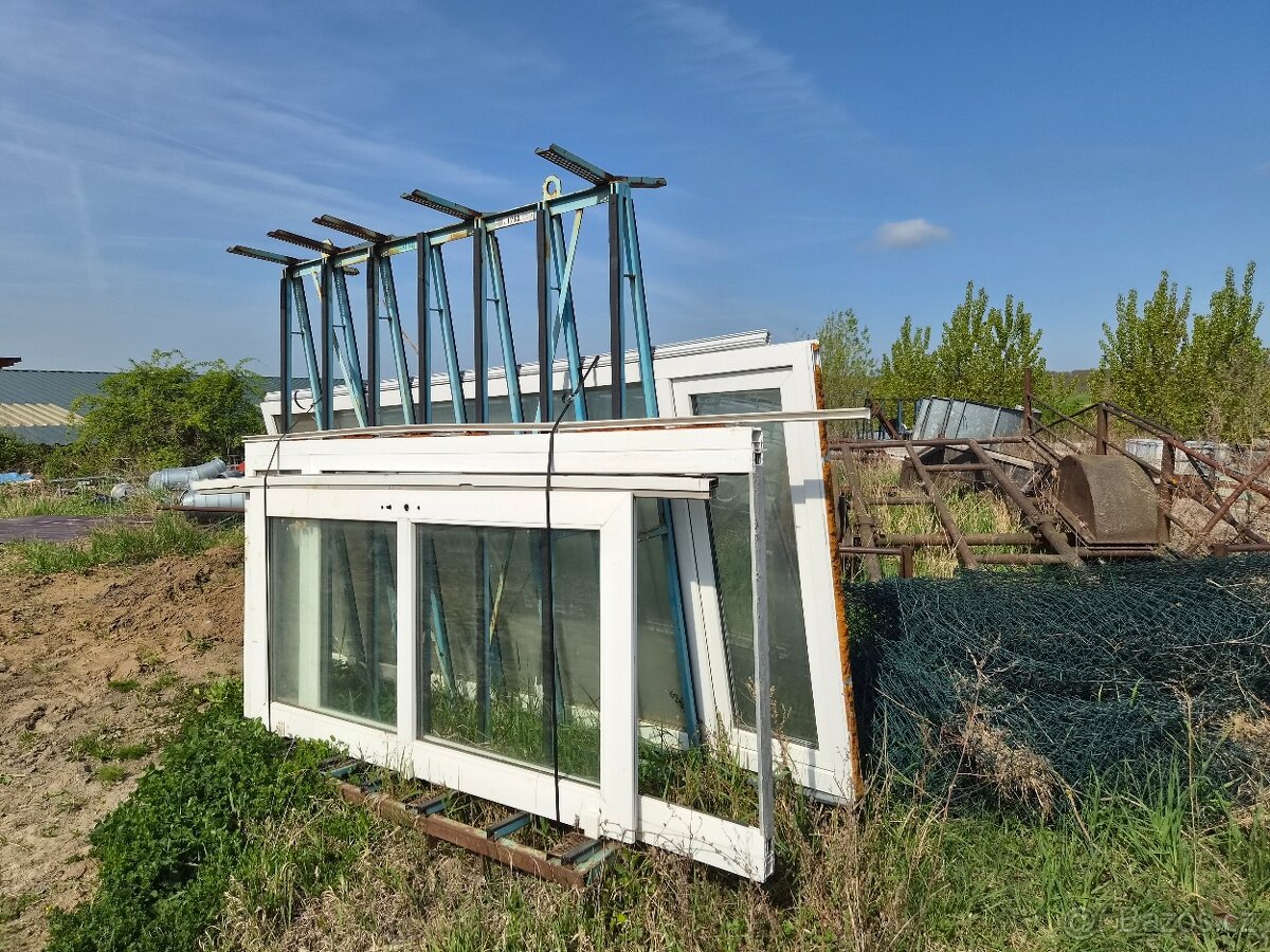 Různí kovový material - 8