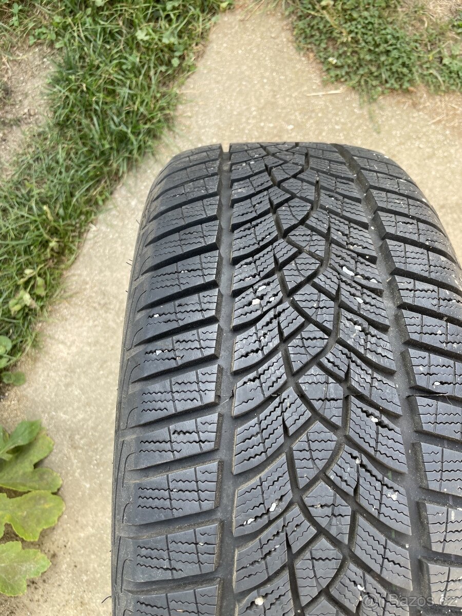 Zimní pneu Goodyear 225/45/18 95 V - 8
